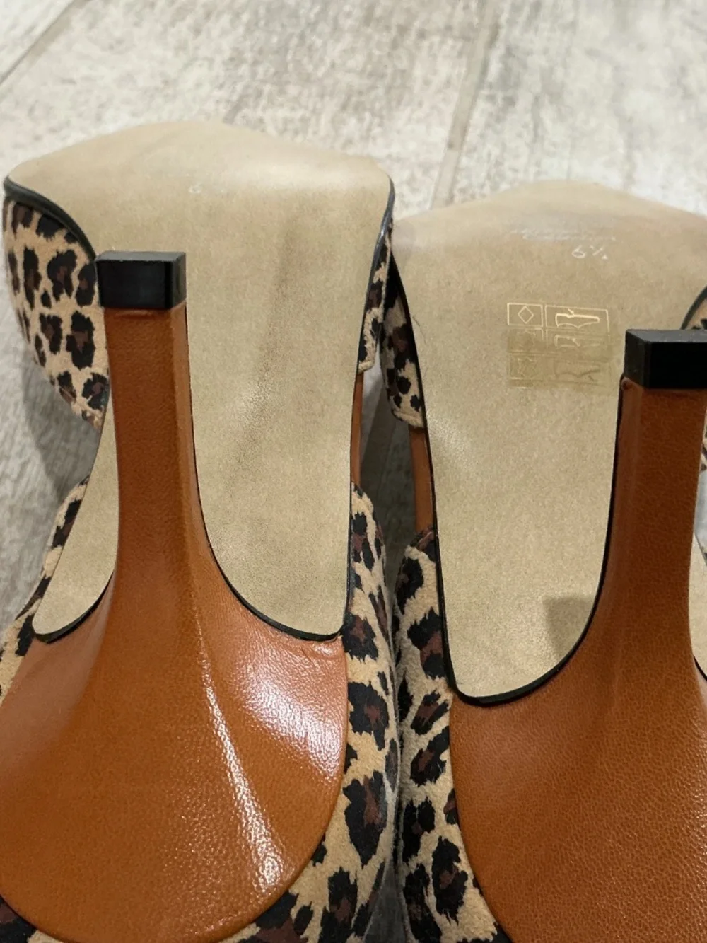 Women’s leather animal print shoes size US 8.5
